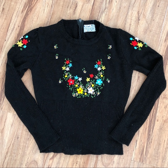 Vintage sweater w/ cute floral detail - Picture 7 of 7